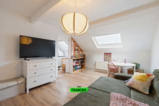 De prijs is een vanafprijs.<br /><br />Op een centrale ligging in Ukkel, op wandelafstand van het prachtige Wolvendaelpark, bevindt zich dit charmante appartement op de bovenste verdieping. Met een bewoonbare oppervlakte van 50m² (volgens EPC) is dit pand ideaal voor starters, investeerders of wie op zoek is naar een compacte woonoplossing op een gegeerde locatie.<br /><br />Het appartement verwelkomt u via de inkomhal die toegang biedt tot de lichtrijke leefruimte. Aansluitend bevindt zich de conforme keuken. Verder beschikt het appartement over een badkamer uitgerust met ligbad, lavabo en toilet, evenals een eerste slaapkamer. Op de zolderverdieping bevindt zich de tweede slaapkamer, wat een extra troef vormt binnen deze prijsklasse.<br /><br />Divers: Elektriciteit conform, Verwarming op aardgas (individuele condensatieketel nieuw sinds 2 jaar), dakramen dubbele beglazing, leidingen vernieuwd, laminaatvloeren, stedenbouwkundige inlichtingen en kadastrale gegevens in aanvraag, verslagen algemene vergadering aanwezig, geen syndicus en geen gemeenschappelijke kosten door een reclamebord, verhuurd momenteel tot april 2026 (huurprijs €800), toekomstige isolatiewerken voor gevel en dak voorzien en kelder aanwezig<br /><br />Dankzij de centrale ligging, nabij parken, openbaar vervoer en lokale handelszaken, combineert dit appartement een uitstekende bereikbaarheid met een aangename woonomgeving. Contacteer snel Davy Vermander voor een afspraak tel 0495 44 77 53.<br /><br />