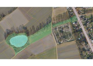 Perceel bouwgrond van 21a 62ca met achterliggende percelen:<br />- 96a 83ca bosgrond<br />- 1ha 21a 50ca vijvergrond<br />- 98a 50ca weiland<br />- 20a 05ca weg<br /><br />Dit perceel bouwgrond is ideaal gelegen aan de Weertersteenweg in Maaseik, met een uitstekende bereikbaarheid en alle voorzieningen binnen handbereik. Winkels, scholen en het centrum van Maaseik zijn vlot bereikbaar<br /><br />Na advies ingewonnen te hebben op de dienst ruimtelijke ordening van de stad Maaseik zou er de mogelijkheid zijn het perceel bouwgrond te verkavelen in twee mooie open kavels voor residentieel wonen.