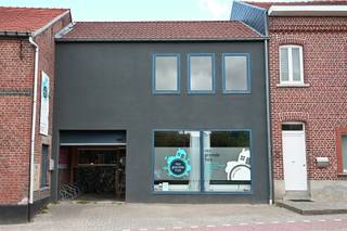 In het centrum van Oud-Heverlee bevindt zich deze veelzijdige eigendom met een praktijkruimte (200m²) op het gelijkvloers en een appartement...