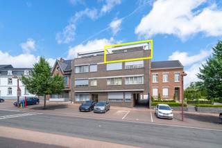 GELIEVE UITSLUITEND TE REAGEREN VIA MIJN HUURPROFIEL = <br />https://immogoffin.mijnhuurprofiel.be/property/c5a28011-aa8a-4750-b644-d63049c7acb2<br /> <br />Dit ruim dakappartement met een netto bewoonbare oppervlakte van 95 m² (exl. garage en kelder) is gelegen op de 3° verdieping in residentie ‘De Dreef’, langs de Dorpsstraat ter hoogte van nummer 50. Op twee minuutjes wandelen komt men op het dorpsplein van dit gemoedelijke centrum, waar men alles kan vinden wat men dagelijks nodig heeft, zoals gezellige eetzaakjes, bakkers, apotheker, de supermarkt, scholen,..<br />Omliggende steden zoals Bilzen en Tongeren bereikt men na een vijftal minuutjes rijden, de oprit E313 ligt op een goeie kilometer.<br /> <br />Het appartement is door de jaren heen netjes en zeer degelijk gerenoveerd. De schilderwerken zijn recent volledig uitgevoerd door de verhuurder. <br /><br />INDELING: <br />gemeenschappelijke inkomhal met trap en lift tot aan de derde verdieping, inkomhal met voldoende ruimte voor vestiaire, ruime woonkamer met veel lichtinval dankzij het kamerbrede schuifraam dat toegang geeft tot het prachtige ruime zuid-gerichte terras (17,60 m²). Vanop dit terras kan men genieten van de zon de hele dag door, met panoramisch zicht op het voorliggende kasteel 'van Bockrijck' en de op de lager gelegen dorpskern, tot zelfs ver daarachter. Voor de warmere dagen is hier een zonneluifel geïnstalleerd die kan zorgen voor de nodige schaduw. <br />De vernieuwde keuken kijkt uit op het terras zodat het hier zeer aangenaam is om in te koken. De afwerking is zeer netjes en smaakvol te noemen, dankzij gebruik van materialen van zeer degelijke kwaliteit zoals het composieten werkblad en de Siemens - toestellen: combi-oven, inductiekookplaat, frigo en vaatwasser. <br />De nachthal leidt naar het aparte toilet, de ruime berging met voorzieningen voor wasplaats, een eerste zeer ruime slaapkamer en twee nog degelijke kamers met handige inbouwkasten en balkon met zicht op de achterliggende mooie groene omgeving van de Mot. De slaapkamers zijn gericht op het noorden zodat het hier minder warm zal zijn en dus aangenamer om te slapen. <br />De vernieuwde badkamer is ingericht met inloopdouche en badkamermeubel. <br />Inbegrepen in de prijs zijn nog de individuele garage achter het gebouw en een kelderberging. Voldoende gratis parkeermogelijkheden voor het gebouw. <br /><br />Huurprijs te verhogen met 55 EUR FORFAIT per maand voor aandeel van de huurder in de gemeenschappelijke onkosten.<br /><br />Enkele technische kenmerken:<br />- EPC: 246 kWh/m² pj. <br />- Gemeenschappelijk stooktoestel op aardgas die net nog is vervangen. Deze nieuwe aardgasketel is niet verrekend in het huidige EPC, zodat de score in werkelijkheid beter zijn. Simulatie van de score met inrekening van deze nieuwe ketel geeft een berekende waarde van 183 kWh/m² pj, met een zachtere energiefactuur als gevolg. (label C naar label B)<br />- ALU ramen met hoogrendementsbeglazing (2015)<br />- geïsoleerde spouw voorzijde (2015)<br />- isolatie dak<br /><br />Zeker mooi aanbod voor wie graag mooi en comfortabel wil wonen in een zeer verzorgd en instapklaar appartement, in een gemoedelijke doch wel groeiende gemeente zoals Hoeselt, met alles wat men nodig heeft binnen handbereik.<br /><br />VRIJ VANAF 01.08.2026
