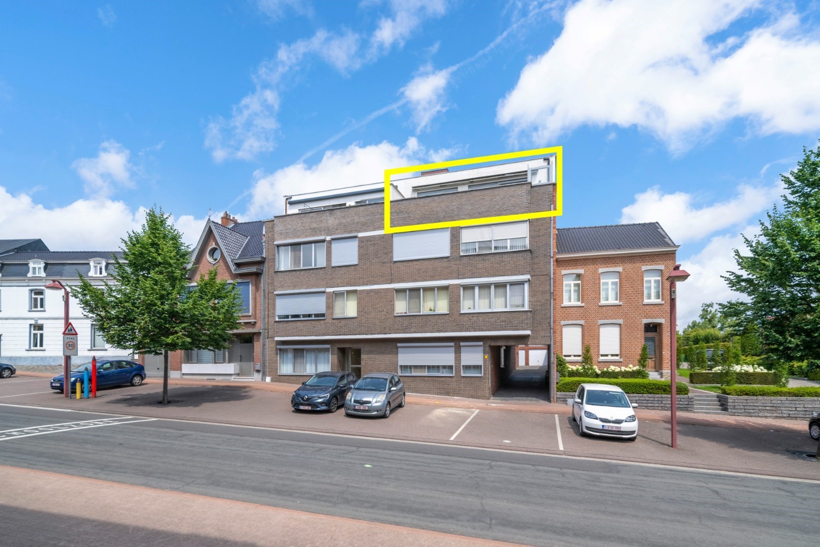 Ruim appartement op de 3° verdieping in hartje Hoeselt, met 3 slaapkamers, garage en prachtig terras met panoramisch uitzicht. - foto 2
