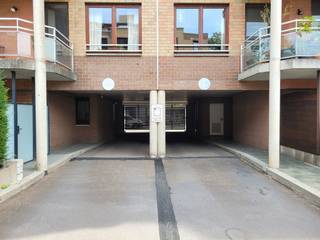 Op zoek naar een veilige parkeerplaats vlak bij het bruisende centrum van Leuven? Deze afgesloten buitenparking biedt de ideale oplossing...