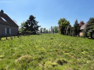 <p>Bent u op zoek naar een locatie met grote tuin en/of weide voor uw dier? Ziet u op tegen verbouwingswerken? Mis deze kans niet!</p>
<p>Op dit ZUIDGERICHT perceel bouwgrond met AANPALENDE WEIDE kunt uw eigen droomwoning laten ontwerpen.</p>
<p>De ligging in “Woongebied met landelijk karakter” vat alles samen. Aan de voorzijde geniet u van het comfort dat alle nutsvoorzieningen in de straat aanwezig zijn. Vanuit de te bouwen woning en tuin geniet u van een adembenemend open zicht over de velden (agrarisch gebied). U waant er zich in de wijdse natuur en u bent slechts een steenworp verwijderd van alle mogelijke winkels te Maldegem.</p>
<p>Daarnaast is er een vlotte verbinding met Brugge, de kust, de N49 en de E40 via Aalter.</p>
<p>Contacteer Bonne Vastgoed 7 op 7 voor meer info of bezoek via 0468104040 of info@bonnevastgoed.be</p>