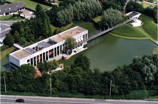 <strong>Uitzonderlijk gebouw</strong> (woning, kantoren ... ) met een uitgesproken architectuur op een toplocatie te koop. Het gebouw heeft een oppervlakte van 1.550 m² (momenteel ingericht als kantoren) en is gelegen op een terrein van 2.904 m². Het kwalitatieve pand is volledig omgeven door water + een rustgevende tuin en bestaat uit een kelder, gelijkvloerse verdieping en een eerste verdieping (de constructie is voorzien op een extra verdieping als uitbreiding). De ruimtes gesitueerd op de eerste en tweede etage zijn onderverdeeld in verschillende ruimtes en voorzien van alle hedendaagse comfort. Aanwezigheid van oa. verschillende vergaderzalen, bureelruimtes, archief, berging, kitchenette en sanitair. De ruimtes genieten van heel wat daglicht en kijken uit op de rustgevende natuur. Uiterst vlot bereikbaar dankzij de ligging langs de bedrijvige Hoogleedsesteenweg, aan de kruising met de Roeselaarse Ring (R32). Parkeermogelijkheden op het terrein. Ondernemen / wonen in deze oase van rust? Contacteer PANORAMA voor bijkomende inlichtingen, plannen of een vrijblijvend plaatsbezoek 0476 215 115.