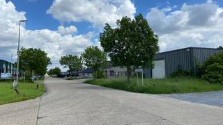 <span><span><strong>Te huur: veelzijdige en ruime bedrijfshal/magazijn op industrieterrein in Lanaken </strong></span><br />Bent u op zoek naar een goed bereikbare en functionele ruimte voor uw onderneming?<br /><br />Op het industrieterrein in Lanaken, Bedrijfsweg 32, bieden wij een ruime bedrijfshal/magazijn te huur aan. Deze locatie is ideaal voor opslag, distributie of lichte productieactiviteiten en combineert praktische faciliteiten met een strategische ligging.<br /><br /><span><strong>Waarom deze locatie interessant is voor uw bedrijf:</strong></span></span>
<ul>
	<li><span><strong>Topligging </strong>op een goed bereikbaar industrieterrein met vlotte verbinding naar belangrijke invalswegen en snelwegen;</span></li>
	<li><span><strong>Ruime en functionele hal</strong> met flexibele indelingsmogelijkheden, perfect geschikt voor opslag, logistiek of werkplaats; </span></li>
	<li><span><strong>Twee grote sectionale poorten</strong>, ideaal voor efficiënt laden en lossen van goederen; </span></li>
	<li><span><strong>Natuurlijke lichtinval</strong> via dakramen zorgt voor een aangename werkomgeving en lagere energiekosten; </span></li>
	<li><span><strong>Toegangsdeuren </strong>links van het gebouw.</span></li>
</ul>
<br /><span>Deze bedrijfshal biedt ondernemers de perfecte combinatie van ruimte, bereikbaarheid en functionaliteit.<br /><br />Neem vandaag nog contact met ons op voor meer informatie of om een bezichtiging te plannen, via het nummer <span><strong>+32 (0)89 23 44 22</strong></span> of mail naar <span><strong>info@immoverslegers.be</strong></span>! </span>