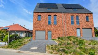 Immo3000 heeft een moderne en energiezuinige half open bebouwing in Linden te koop. Ideaal voor wie op zoek is naar ruimte, comfort en duurzaamheid. De woning, gebouwd in 2025, heeft een perceeloppervlakte van 470 m2 en een bewoonbare oppervlakte van 280 m2 wat zorgt voor voldoende ruimte voor het hele gezin.<br /><br />De woning is voorzien van zonnepanelen en heeft een energielabel A+ (E-peil -10), waardoor de energiekosten laag zullen zijn. Daarnaast is er een terras waar je heerlijk kunt ontspannen en een garage met ruimte voor 1 auto.<br /><br />GV: ruime inkom met gastentoilet, links grote garage, achteraan open lichtrijke leefruimte met hyper ingerichte keuken en bijkeuken/berging.<br />1e VD: 4 SLKS + badkamer met bad, douche en dubbele lavabo<br />2e VD: balzaal aan mogelijkheden, hier kan u minstens 2-4 SLKS inrichten<br /><br />De ligging van de woning is ideaal, met alle voorzieningen zoals winkels, scholen en openbaar vervoer op korte afstand. Daarnaast zijn er volop mogelijkheden voor wandelingen en fietstochten in de omgeving.<br /><br />Kortom, deze woning in Linden is een ideale plek voor wie op zoek is naar een ruime, comfortabele en duurzame woning met alle voorzieningen binnen handbereik.<br /><br />Benieuwd? Bel 016 60 3000