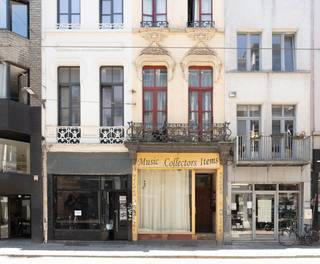 Dit op te frissen handelshuis is gelegen op een uitstekende commerciële locatie vlakbij de Meir. Deze buurt heeft het allemaal: makkelijk bereikbaar, gezelligheid, leuke resto's en pleinen, vele buurtwinkels en ook nabij openbaar vervoer. Het pand biedt tal van mogelijkheden, aangezien het pand twee functies vervult namelijk wonen en werken. Het gelijkvloers bestaat uit een commerciële ruimte. De overige verdiepingen bestaan uit wonen. <br /><br />Ben jij iemand die van een beetje uitdaging houdt en niet stil kan zitten? Dan is dit het ideale pand om je handen uit de mouwen te steken. Door de vele mogelijkheden dat het pand te bieden heeft kan je jouw ideeën bundelen om van dit uitstekend gelegen pand een absolute topper te maken. Kom gerust eens kijken!<br /><br />Extra's:<br /><br />- Toplocatie<br />- Mooie gevel EPC <br />- Te renoveren<br /><br /><br />Attesten (EPC, asbest, EK) zijn beschikbaar via onze website: https://jamar.immo/<br /><br />Dit pand is onderworpen aan de renovatieverplichting van de Vlaamse overheid voor residentiële gebouwen.<br />https://www.vlaanderen.be/een-huis-of-appartement-kopen/renovatieverplichting-voor-residentiele-gebouwen<br /><br />Wg, Gvkr, Gvg, Gvv, Gmo, Geen overstromingsgevoelig gebied, geen worg