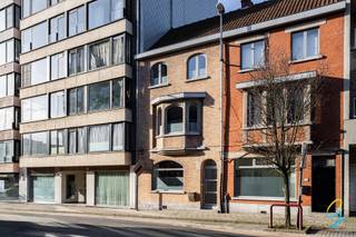 Contacteer Bruno voor meer informatie of een afspraak: 0495/12.20.64Op een centrale ligging in Deinze bevindt zich deze volledig ingerichte en...