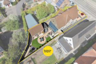 Kijkdag op zaterdag 16/05 - op afspraak!<br />Gelegen in het gegeerde Sint-Michiels, op wandelafstand van winkels, scholen en het station, met een vlotte verbinding naar de E40 en op slechts 2,5 km van de Grote Markt, bevindt zich deze verzorgde open bebouwing op een perceel van 362 m². Op het gelijkvloers geniet u van een inkomhal, een lichtrijke leefruimte , een eetplaats met aansluitend een ingerichte keuken en een volledig vernieuwde veranda met prachtig zicht op de tuin. De recent aangelegde tuin met optimale zonoriëntatie vormt een heerlijke plek om in alle rust te ontspannen. Op de eerste verdieping beschikt de woning over 3 volwaardige slaapkamers en een badkamer die aansluit op de master bedroom. Extra troeven: de gevel werd volledig vernieuwd, waarbij de muren geïsoleerd werden, alsook het dak werd vernieuwd en geïsoleerd. Met een EPC label D (geen renovatieplicht) is dit een solide en instapklare gezinswoning. Een ideale combinatie van comfort, ligging en charme!<br />De vermelde prijs is een richtprijs. Elk bod hoger of lager dan de vermelde prijs wordt overgemaakt aan de eigenaar die zich het recht voorbehoudt om dit al dan niet te aanvaarden. Ref.BR00339 (Gvg, Wg, Gmo, Gvkr, Gvv)