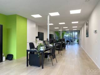 <p>Dit handelspand (ca. 120m²), is uitermate geschikt voor commerciële doeleinden evenals kantoorruimte, en ligt midden in het centrum van Brecht, op wandelafstand van winkels, scholen en openbaar vervoer. Het treinstation “Noorderkempen” en de oprit E19 zijn vlakbij.</p>
<p>Indeling als volgt: <br />De handelsruimte (94,25m²) met rechtstreekse toegang, aparte berging met een kitchenette en een apart toilet. <br />Bij deze handelsruimte hoort ook 1 privatieve kelderberging (ca. 3,5m²) en 2 bovengrondse autostaanplaatsen op een afgesloten parkeerruimte, welke begrepen zijn in de huurprijs.</p>
<p><span>Er is plaats voor fietsen in een gemeenschappelijke fietsenberging. <br />Bovendien is het mogelijk om extra autostaanplaatsen bij te huren. <br />Achteraan op het perceel bevindt zich ook een gemeenschappelijke tuin die door de huurders kan/mag gebruikt worden.</span></p>
<p><span>Extra: Vloerverwarming, ventilatiesysteem D met warmterecuperatie, hoge plafonds,..</span></p>
<p><span>De vaste kosten bedragen 65,00 euro/maand (poetsen van de gang - 14-daags, gem. verbruik elektriciteit, onderhoud en keuring brandmeldingsinstallatie, onderhoud cv-installatie en ventilatiesysteem, brandverzekering 'afstand van verhaal').</span></p>
<p><span>Wil jij je zaak onderbrengen in een schitterend pand temidden van het centrum van Brecht? Dan is dit een uitgelezen kans!</span></p>
<p><span>Beschikbaarheid: In overleg</span></p>