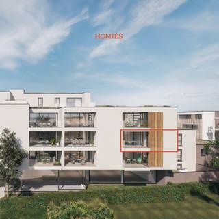 Dit appartement maakt deel uit van het prachtige stadsvernieuwingsproject Ten Heuvel, we bevinden ons op de tweede verdieping. Het appartement met een oppervlakte van plusminus 89 m² heeft volgende indeling: inkomhal, woonkamer van 33 m² met open geëquipeerde keuken en aansluitend terras (oost oriëntatie) van 14 m² wat een mooie aanvulling op het woonvolume biedt. Dit lichtrijk appartement heeft 1 slaapkamer van 10m² en 1 slaapkamer van 7,5m<sup>2</sup>. De badkamer van 6m² met mogelijkheid tot plaatsen inloopdouche en/of ligbad, de nachthal is voorzien van een apart toilet. Vanuit dit lichtrijk appartement navigeert u ook makkelijk naar de ondergrondse garage waar u optioneel een autostaanplaats (vanaf €25.500) en ruime kelderberging (vanaf 6500€) kan aankopen. Elke unit is volledig naar eigen smaak en wensen aan te passen. Prachtige opportuniteit voor zowel eigen bewoning, als interessant investeringsobject met mooie rendement. Bijkomende pluspunten zijn: de doordachte indeling en privacyvolle terrassen, goede strategische ligging, gunstige toegankelijkheid, …Wij nodigen u graag uit voor een kennismakingsgesprek, met toelichting van het project en volledige kostenraming. Aankoop aan 6% btw mogelijk! Lift aanwezig. Meer info: Info@homies.be of 016 22 82 22. Via volgende link kan u de brochure en lastenboek bekijken: bit.ly/brochure_ten_heuvel<br />