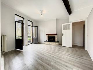 Casalina Real Estate offers you for rent – This comfortable 55m² flat is located on the 1st floor of a small building. It enjoys an ideal location close to shops and transport, including Schaerbeek station and the Docks Bruxsel shopping center. The apartment consists of an entrance hall, a separate and equipped kitchen, a bright living room with a fireplace, a terrace with a view of Hamoir Park, a bedroom area, a bathroom with a space for a washing machine, and a separate toilet. Don't miss the opportunity to rent this cozy apartment in Schaerbeek, perfect for a couple or a single person. Peb:G-CO2:74kg/m2.an.-384kwhep/(m2.an). Visits are possible upon request by email. More information at www.casalina.be / st@casalina.be / 0484 19 88 77.