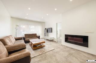 <p>In een rustige en aangename straat in Merksem vindt u deze volledig gerenoveerde woning, waar hedendaags comfort en een warme, uitnodigende sfeer hand in hand gaan. Dankzij het EPC-label B en de conforme elektriciteitskeuring woont u hier niet alleen stijlvol, maar ook energiezuinig en zorgeloos.</p><p>Bij het binnenkomen wordt u meteen verwelkomd in een lichtrijke leefruimte die mooi aansluit op de open keuken met keukeneiland, dé plek waar koken en gezellig samenzijn centraal staan. Op het gelijkvloers bevinden zich verder een technische ruimte en een apart gastentoilet. Via het grote schuifraam bereikt u het overdekte terras, ideaal om het hele jaar door van buiten te genieten.</p><p>De verdieping biedt twee ruime slaapkamers en een derde, compactere kamer, perfect in te richten als dressing of bureau. De moderne badkamer is uitgerust met een inloopdouche, lavabo en toilet, en werd afgewerkt met oog voor comfort en stijl.</p><p>Buiten wacht een oost-georiënteerde tuin, waar u ’s ochtends heerlijk van de zon kunt genieten. Achteraan bevindt zich een praktische tuinberging, die zich uitstekend leent als hobbyruimte. De recent aangelegde oprit en de opgefriste gevel maken het plaatje helemaal af.</p><p>Samengevat:<br />- Instapklare woning<br />- EPC label B - 125 kWh/(m2jaar)<br />- Conforme elektriciteitskeuring<br />- Zonnepanelen<br />- 2 autostaanplaatsen</p>