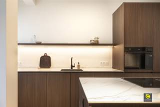 <p><span>Stijlvol gerenoveerd 2-slaapkamerappartement met zonnig terras te Berchem - Harmonie</span></p><p><span>Ontdek dit prachtig gerenoveerde appartement van 95 m² met een ruim terras van 10 m² aan de achterzijde, gelegen in een goed onderhouden gebouw in Berchem. Dankzij de doordachte renovatie met kwalitatieve materialen, overvloedige lichtinval en een energiezuinig EPC-label B, biedt dit appartement een perfect evenwicht tussen comfort, stijl en duurzaamheid.</span></p><p><span> </span></p><p><span>Indeling</span></p><p><span>Bij binnenkomst betreed je een aangename inkomhal met veiligheidsdeur, die meteen de toon zet voor de rest van het appartement: een combinatie van kwaliteitsvolle afwerking en functionele indeling.</span></p><p><span> </span></p><p><span>De ruime leefruimte geniet de hele voormiddag van zonlicht dankzij de grote raampartijen die doorlopen tot op de vloer wat zorgt voor een heerlijk open en luchtig gevoel. In de lente en zomer valt het zonlicht prachtig binnen in de living en keuken, wat deze ruimte nog aangenamer maakt.</span></p><p><span> </span></p><p><span>De open keuken is een echte blikvanger, uitgevoerd in hoogwaardige materialen met keramisch werkblad, inductiekookplaat, vaatwasser, ijskast, combi-oven en kwaliteitsvolle kasten met 10 jaar garantie. De keukentoestellen genieten nog 5 jaar garantie, wat de degelijkheid van deze renovatie extra onderstreept.</span></p><p><span> </span></p><p><span>Verder zijn er twee ruime slaapkamers met veel lichtinval en een aparte berging met aansluiting voor wasmachine en droogkast. De badkamer sluit perfect aan bij de natuurlijke elegantie van het interieur, met een stijlvolle tegelvloer die harmonieus aansluit op de geoliede parketvloer in natuurlijke eik die naadloos doorloopt doorheen het volledige appartement.</span></p><p><span> </span></p><p><span>Vanuit de slaapkamers heb je toegang tot het zonnige terras van ca. 10 m² aan de achterzijde, waar je geniet van veel privacy en een rustig uitzicht een ideale plek om te ontspannen na een drukke dag.</span></p><p><span> </span></p><p><span>Extra troeven</span></p><p><span>- Bewoonbare oppervlakte: 95 m² + 10 m² terras</span></p><p><span>- Energiezuinig EPC-label B</span></p><p><span>- Kelderberging inbegrepen</span></p><p><span>- Gemeenschappelijke fietsenberging in het gebouw</span></p><p><span>- Veiligheidsdeur en akoestische beglazing</span></p><p><span>- High-end ledverlichting met 5 jaar garantie inbegrepen</span></p><p><span>- Volledige renovatie uitgevoerd door Belgische aannemer</span></p><p><span>- Privé verwarmings- en waterverbruik inbegrepen in de gemeenschappelijke kosten.</span></p><p><span>- Elektriciteit conform AREI en asbestvrij</span></p><p><span> </span></p><p><span>Dit appartement biedt alles wat je mag verwachten van een moderne, energiezuinige woning: kwalitatieve afwerking, overvloedig daglicht, een rustige ligging en praktische voorzieningen zoals een kelder en fietsenstalling. Een ideale keuze voor wie op zoek is naar instapklaar comfort in het hart van Berchem.</span></p>