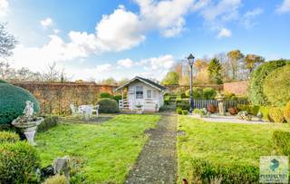 Deze mooie en perfect onderhouden open bebouwing biedt 4 slaapkamers, een garage en een zuidgerichte tuin op een perceel van 858m².<br /><br />De woning is gelegen in een rustige straat op wandelafstand van winkels, school en het centrum van Oedelem.<br />Dankzij de vele raampartijen geniet je overal van veel lichtinval.<br /><br />Indeling; Gelijkvloers, ruime inkomhal met apart toilet en vestiaire,bureau of extra slaapkamer, lichtrijke woonkamer met zicht op de tuin, ingedeeld in zit- en eetplaats met schouw, grote ingerichte keuken met eethoek, wasplaats met douche, grote garage, 1ste verdieping, ruime nachthal, 3 volwaardige slaapkamers, badkamer met toilet, lavabo en douche/ligbad. buiten is er een oprit en toegang tot de garage en diepe achtertuin met open zicht. Zonneterras en tuinberging.<br /><br /><strong>Informatie:</strong><br />- Totale grondoppervlakte: 858m²<br />- EPC: 414 kWh/m² (UC: 2451539)<br />- Stedenbouwkundige inlichtingen in aanvraag<br /><br />Voor meer informatie of het inplannen van een bezoek:<br />Denis – 050/550.750 – info@perspectiefvastgoed.be – 7/7 bereikbaar