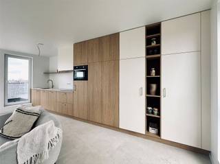 Deze penthouse is als enige appartement van dit project gelegen op de derde verdieping en maakt deel uit van residentie Léon gelegen te Beveren Glazenleeuwstraat met 8 wooneenheden. Dit pand beschikt over een groot privaat terras. U heeft toegang tot algemene fietsenberging en gemeenschappelijke bergruimte.Via de algemene inkomhal per trap of met de lift komt u rechtstreeks terecht in het appartement. De indeling van het appartement is als volgt: U betreedt het appartement via de inkomhal met apart toilet. Verder door betreedt u de naar eigen smaak in te richten keuken, met aangrenzende bergruimte en bureaumogelijkheden, en leefruimte met toegang tot het enorme terras. Op de nachthal bevinden zich nog twee ruime slaapkamers en een badkamerHet gehele project dient nog opgericht te worden, u kan dus nog steeds alle keuzes zelf maken. Ook heeft u de mogelijkheid om een achterliggende garagebox of carport aan te kopen.Nog enkele troeven van dit appartement: Vloerverwarming met lucht/water warmtepomp, videofoon, lift aanwezig met penthouse liftsturing, gemeenschappelijke berging en fietsenstalling, een laag energiepeil conform de geldende normen. Als we spreken over de prijs is dat exclusief btw, zonder registratie- en notariskosten! De plannen &amp; lastenboek zijn op afspraak en zeer vrijblijvend te bekijken.