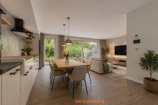 EERSTE BEZOEKDAG ZATERDAG 19/09 VAN 10U TOT 14U (enkel op afspraak)<br /><br />ERPE-MERE – RECENTE GEZINSWONING MET GARAGE EN AANGENAME TUIN OP TOPLOCATIE<br /><br />Deze ruime en recente gezinswoning geniet van een rustige maar centrale ligging, nabij winkels, scholen en openbaar vervoer. Een ideale woning voor wie comfort, ruimte en een goede bereikbaarheid wil combineren.<br /><br />De woning omvat op het gelijkvloers een ruime inkomhal met een gastentoilet, een garage met sectionale poort en een aangename woonkamer met een ingerichte, open leefkeuken. Aansluitend bevinden zich een praktische wasplaats en een handige bijkeuken, met zicht op en toegang tot de mooie, groene tuin.<br />Op de eerste verdieping bevinden zich drie slaapkamers, een ruime badkamer met inloopdouche, ligbad en dubbele lavabo, evenals een afzonderlijk toilet en twee aparte bergruimtes/dressings.<br /><br />Het zolderverdiep, dat bereikbaar is via een vaste trap, biedt nog heel wat extra mogelijkheden. De ruime open zolder kan volledig naar eigen wens worden ingericht. Zo kunnen er bijvoorbeeld twee extra slaapkamers worden gecreëerd of kan er een kleine studio worden ingericht.<br /><br />Een bijkomende troef is de aangename tuinzone, omgeven door veel groen en voorzien van een aangelegd terras. De ideale plek om in alle rust van de buitenruimte te genieten.<br />Deze recente woning beschikt bovendien over moderne technieken en energiezuinige voorzieningen, waaronder 12 zonnepanelen, een ventilatiesysteem, goede isolatiewaarden en een regenwaterput. <br /><br />Kortom, bent u op zoek naar een ruime gezinswoning met drie slaapkamers, veel bergruimte en een aangename buitenruimte op een centrale locatie? Aarzel dan niet en maak snel uw afspraak! Voor meer info of bezoek 053/60.65.60.<br /><br />De vermelde prijs is een richtprijs. Na ontvangst van de biedingen zal de verkoper beslissen of hij/zij de eigendom verkoopt aan het beste bod. De richtprijs is aldus niet bindend voor de verkoper.