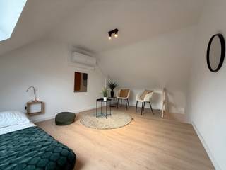 Fijne lichtrijke studio vlakbij de Bourgoyen<br /><br />EPC: B<br />Mobiscore: 9,1/10<br />
<p>Op wandelafstand van winkels, openbaar vervoer en het bruisende stadsleven van Gent, vind je deze volledig gerenoveerde studio. Dankzij de centrale ligging woon je rustig en toch dichtbij alle voorzieningen, ideaal voor starters, ouders met studerende kinderen of wie op zoek is naar een praktisch en betaalbaar onderkomen.</p>
<p>De moderne studio werd recent volledig gerenoveerd en beschikt over een geïnstalleerde keuken, een badkamer met douche enkel wasmeubel en een toilet en een slaaphoek. De studio wordt verwarmd met een warmtepomp.</p>
<p>Het gebouw telt in totaal 6 studio’s en 1 appartement, wat zorgt voor een kleinschalig en aangenaam woongevoel.</p>
Ideaal voor starters, ouders met studerende kinderen,... <br /><br />CONTACT via 0471 65 25 34 of info@vicusvastgoed.be