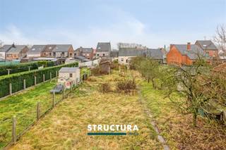 GIJZEGEM (ALOST) – Située dans un environnement rural et calme, cette maison à rénover entièrement est implantée sur un terrain exceptionnel...