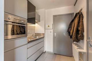 Op zoek naar een instapklare beleggingsstudio op een toplocatie in Leuven? Deze goed onderhouden studio in "Residentie Delvaux" combineert een centrale ligging met een verrassend open uitzicht en een aangenaam terras.<br /><br />De studio is gelegen aan de achterzijde van het gebouw en bestaat uit een lichtrijke leefruimte met aansluitend een terras, een open keuken en een badkamer met douchecel, lavabo en toilet.<br /><br />De ligging is uitstekend ten opzichte van UZ Leuven (Gasthuisberg), campus Arenberg, IMEC en het stadscentrum, met een vlotte verbinding naar de verschillende KU Leuven-campussen. Winkels en dagelijkse voorzieningen zijn te voet bereikbaar.<br /><br />Het pand is momenteel verhuurd aan € 505 per maand, exclusief € 60 voor elektriciteit en internet. De huurovereenkomst loopt tot en met 31 augustus 2026. Ideaal voor studerende kinderen of als investering.<br /><br />Wenst u deze studio te bezoeken? Neem gerust contact op via +32 495 18 95 81 of via janschrijvers@immojanstas.be.<br /><br />Bijkomende info (EPC, bodemattest, elektriciteitsattest, enz...) kan U hier downloaden ↓