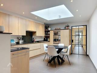 Energiezuinige woning op een fantastische locatie bestaande uit een inkomhal met berging, gezellige leefruimte met eet-en zithoek, volledig...