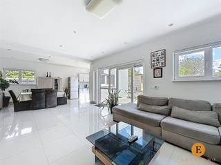 <p><span>Instapklare en ruime OB met ruime tuin en 6 slaapkamers. </span></p><p><span>In een rustige en residentiële buurt van Sint-Niklaas bevindt zich deze instapklare open bebouwing, een ideale woning voor wie op zoek is naar ruimte, comfort en privacy. Zodra u de woning betreedt via de verzorgde inkomhal, wordt u verwelkomd door een lichtrijke en ruime leefruimte met zit- en eetgedeelte. Dankzij de grote raampartijen geniet u hier van een prachtig zicht op de groene, volledig omheinde tuin, waar rust en privacy centraal staan.</span></p><p><span>De moderne open keuken sluit naadloos aan op de leefruimte en biedt alle comfort voor gezellige familiemomenten of het ontvangen van gasten. Op het gelijkvloers vindt u verder nog een apart toilet, een ruime garage en maar liefst drie volwaardige slaapkamers, ideaal voor wie graag alles op één niveau heeft. De woning beschikt ook nog over twee opritten, wat zorgt voor voldoende parkeergelegenheid.</span></p><p><span>Op de eerste verdieping bevinden zich nog eens drie ruime slaapkamers, wat deze woning uitermate geschikt maakt voor grote gezinnen of voor wie extra ruimte zoekt voor bureau, hobby of logeerkamers. </span></p><p><span>De moderne badkamer op het gelijkvloers is uitgerust met een inloopdouche, een stijlvolle lavabo en een aansluiting voor een wasmachine. Boven is er bovendien een extra ruimte die verder kan worden ingericht als tweede badkamer. </span></p><p><span>De woning beschikt over centrale verwarming op aardgas en een elektriciteitsinstallatie die volledig conform is aan de normen. Dankzij de centrale ligging in de nabijheid van winkels, scholen en belangrijke verbindingswegen, combineert deze woning een uitstekende bereikbaarheid met een rustige woonomgeving.</span></p><p><span>Kortom, een instapklare gezinswoning met verrassend veel ruimte, op een toplocatie in Sint-Niklaas. Een bezoek zal u ongetwijfeld overtuigen! Bel ons op 03 500 05 40 en maak vandaag nog een afspraak!</span></p><p><span> </span></p>