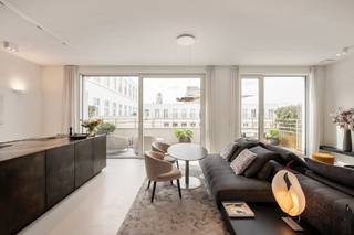 In de autovrije Cellebroedersstraat, op een steenworp van de Meir, bevindt zich dit uitzonderlijk instapklare appartement op de derde verdieping...