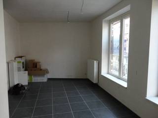 STUDIO te huur in het centrum van Diest, Leuvensestraat 6.<br /><br />De studio heeft een bewoonbare oppervlakte van +/- 36m² (bron : epc) en is gelegen op de eerste verdieping van het gebouw. Er is een lift aanwezig.<br /><br />Indeling :<br />leefruimte met open keuken<br />berging met aansluiting voor wasmachine<br />badkamer met lavabo, douche en toilet<br /><br />Gelijkvloers is er een gezamenlijke berging.<br /><br />CV op gas<br />Epc : 104<br /><br />Huurprijs : 595 € + 25 € vaste gemeenschappelijke kosten per maand<br /><br />Wenst u graag een bezoek in te plannen, mail uw gegevens naar dimitri@alvast.be of bel 013/311.233<br /><br /><br />Alle gegevens zijn louter informatief, onder elk voorbehoud, en voor zover het pand intussen niet verhuurd of verkocht is.<br />Dit pand wordt door ons geplaatst op volgende websites :<br />-www.alvast.be<br />-www.immoscoop.be<br />-www.zimmo.be<br />-www.spotto.be<br />Indien U het pand op andere websites zou aantreffen is dit niet door ons geplaatst en is de info mogelijk niet up-to-date.