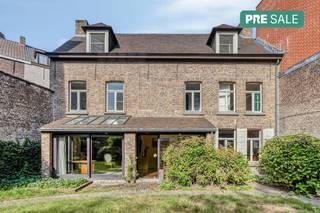 Verscholen in de Groeningelaan te Kortrijk vinden we deze bijzondere woning, een ware verborgen parel met een verrassend groene stadstuin. Achter de gevel schuilt een uitzonderlijk ruime woning met maar liefst 497 m² bewoonbare oppervlakte op een perceel van 375 m².<br /><br />De woning ademt karakter en authenticiteit en beschikt over tal van originele elementen die de unieke uitstraling van het pand versterken. De royale ruimtes, bijzondere indeling en charmante details zorgen voor een woning met een uitgesproken eigen karakter.<br /><br />Een absolute troef zijn de twee afzonderlijke toegangen, waardoor het pand zich uitstekend leent voor verschillende invullingen. Zo behoort een combinatie van wonen en werken zeker tot de mogelijkheden, bijvoorbeeld met een praktijkruimte, kantoor of zelfstandige activiteit aan de ene zijde en een private woongelegenheid aan de andere.<br /><br />Indeling deel 1<br /><br />Gelijkvloers:<br /><br />- inkomhal met gastentoilet<br />- ruime leefkeuken<br />- 2 aangename leefruimtes met zicht op de groene stadstuin<br />- tweede keuken<br />- inpandige garage<br /><br />Eerste verdieping:<br />- 2 ruime slaapkamers met voorziening van toilet<br /><br />Tweede verdieping:<br />- 2 ruime slaapkamers<br />- badkamer voorzien van lavabo, douche en toilet<br /><br />Indeling deel 2<br /><br />Het tweede gedeelte van de woning omvat drie ruime verdiepingen, telkens voorzien van een toilet. Dankzij de afzonderlijke toegang biedt dit gedeelte tal van mogelijkheden voor een zelfstandige invulling, zoals een praktijk, kantoorruimte of andere professionele activiteit.<br /><br />De combinatie van de royale bewoonbare oppervlakte, twee afzonderlijke toegangen, authentieke elementen en de verrassend groene stadstuin maakt dit tot een bijzonder pand op een centrale locatie in Kortrijk.<br /><br />De woning biedt een uitzonderlijke combinatie van ruimte, karakter en veelzijdigheid. Dankzij de afzonderlijke toegangen kan ze perfect inspelen op uiteenlopende woon- en werkbehoeften, terwijl de authentieke uitstraling en ruime leefruimtes voor een bijzonder aangename woonbeleving zorgen.<br /><br />Of u nu op zoek bent naar een ruime stadswoning, een combinatie van wonen en werken of een pand met mogelijkheden voor een professionele invulling: deze woning biedt een unieke basis op een gegeerde locatie.<br /><br />Een bijzondere opportuniteit voor wie ruimte, karakter, groen en veelzijdigheid weet te waarderen.<br /><br />Wenst u meer info over deze woning of wenst u een bezoek ter plaatse? Contacteer Alissia Dewitte (0472 18 64 21 - alissia.dewitte@dewaele.com) <br /><br />De eigendom wordt aangeboden via de Pre-sale formule. Van 07/09/2026 om 10:00 tot 12/09/2026 om 12:00 kan u het huis op afspraak komen bezichtigen en een bod uitbrengen. De vermelde prijs is een instelprijs. Voor meer info, gelieve contact op te nemen met de dossierverantwoordelijke.<br /><br />Bestuursmaatregelen in het maatregelenregister: nee