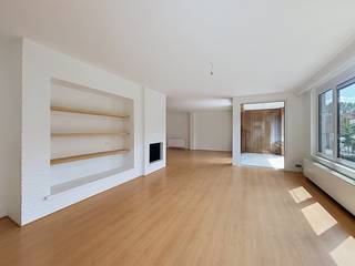 Centraal gelegen<strong> 3-slaapkamer appartement </strong>in een klein gebouw zonder lift. Door de uiterst goede ligging kan je van hieruit alle winkels te voet bereiken. Ook verschillende sportclubs bevinden zich in de nabije omgeving.<br /><br /><strong>Indeling:</strong><br />Ruime inkomhal met inbouwkasten; aparte wc; keuken met eethoek; woon- en eetkamer op laminaat; terras; wasplaats/strijkkamer; 3 slaapkamers op laminaat; badkamer met ligbad, dubbele lavabo en wc. <br /><br /><strong>Bijzonderheden:</strong>
<ul>
<li>Aparte meters voor water, gas en elekra. </li>
<li>In 2026: Nieuwe ramen (driedubbele beglazing) + nieuwe CV + nieuw terras. (<strong>huidig EPC werd nog niet aangepast</strong>, dus in werkelijkheid is de score beter dan D)</li>
<li>Ca. 14m gevelbreedte op het westen = erg veel lichtinval!.</li>
</ul>