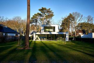 Op een mooie locatie in Schoten-Koningshof staat deze moderne nieuwbouw instapklaar op een perceel van ca. 1.967m². Een realisatie van Vexillum...