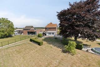 Deze statige vrijstaande woning, gebouwd in 1963, bevindt zich op een perceel van 1.338m² en combineert ruimte, licht en een unieke ligging. Dankzij de grote raampartijen geniet je binnen van een overvloed aan natuurlijk licht en buiten van prachtige vergezichten over het omliggende agrarische gebied. Hier ben je verzekerd van rust én een blijvend groen kader.<br /><br />Indeling:<br /> x Ruime inkomhal met authentieke uitstraling<br /> x Brede woonkamer met veel lichtinval<br /> x Grote keuken met ontbijthoek<br /> x Gelijkvloerse badkamer, toilet en praktische wasplaats<br /> x Aansluitend een salon/polyvalente ruimte met zicht op de tuin.<br /> x Op de verdieping: 3 zeer ruime slaapkamers, wastafel voorzien in de nachthal<br /> x Zolderruimte aanwezig, toegankelijk via een valtrap<br /> x Volledig kelder met bergruimte, CV en garage.<br /><br /> x Grote achtertuin en terras (+- 1.000m²).<br /><br />De woning is gelegen in het charmante dorp Wintershoven bij Hasselt, op slechts 5 minuten rijden van de E313, wat zorgt voor een vlotte verbinding richting Hasselt, Tongeren en Antwerpen. Tegenover de woning kijkt u uit op de inrijlaan van kasteel Desseneer, omzoomd door elegante bomenrijen. Zowel voor- als achteraan grenst de woning aan agrarisch gebied, waardoor u in alle seizoenen geniet van een weids en groen uitzicht.<br /><br />Door de enkele beglazing en afwezige isolatie is het energiepeil momenteel F, waardoor je recht hebt op een aantal renovatiepremies en de woning volledig naar eigen smaak kan renoveren.<br />Het perceel is gelegen in woongebied met landelijk karakter en een stukje achteraan in agrarisch gebied.<br /><br />INTERESSE?<br />Plan dan snel een bezoek door te bellen naar 012 23 00 23 of stel je vragen aan roland@immo-leroi.be.