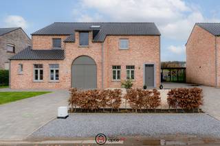 Ben je op zoek naar een recente, energiezuinige woning in een rustige omgeving? In de Onderstraat 33A in Werm (Bilzen-Hoeselt) vind je deze instapklare halfopen bebouwing uit 2023. Dankzij de moderne afwerking, het aangename tuinperceel en de uitstekende energiescore woon je hier comfortabel én toekomstgericht.<br /><br /><em>Gelijkvloers:</em><br />Via de inkomhal kom je binnen in de woning, waar je meteen toegang hebt tot een gastentoilet. De leefruimte met open keuken vormt het hart van het huis en geniet van veel natuurlijk licht dankzij de grote raampartijen met zicht op de tuin. De keuken is praktisch ingericht en uitgerust met Siemens-toestellen en sluit mooi aan bij de eetruimte. Aansluitend vind je nog een handige berging/technische ruimte.<br />Vanuit de leefruimte heb je directe toegang tot het overdekte terras met zonnewering, een ideale plek om het hele jaar door van de tuin te genieten.<br /><em>Verdieping:</em><br />Op de eerste verdieping bevinden zich twee slaapkamers. De master bedroom beschikt over een aparte dressingruimte. Daarnaast is er een ruime badkamer uitgerust met een ligbad, een inloopdouche en een dubbele lavabo.<br /><em>Tweede verdieping:</em><br />De tweede verdieping biedt een ruime extra kamer die perfect kan dienen als derde slaapkamer/master bedroom, hobbyruimte, bureau of speelkamer.<br /><em>Buitenruimte:</em><br />De woning ligt op een perceel van 3 are en 9 centiare en beschikt over een verzorgde tuin met een tuinberging. Het overdekte terras zorgt ervoor dat je in alle seizoenen comfortabel buiten kan zitten.<br /><em>Troeven</em>
<ul>
	<li>Recente woning uit 2023</li>
	<li>BEN-woning met een uitstekende EPC-score van 15 kWh/m²jaar</li>
	<li>15 zonnepanelen met 2 thuisbatterijen van 5 kW</li>
	<li>Vloerverwarming gecombineerd met warmtepomp</li>
	<li>Warmtepompboiler</li>
	<li>Overdekt terras met zonnewering en verzorgde tuin</li>
	<li>Bewoonbare oppervlakte van 120 m²</li>
</ul>
<em>Ligging &amp; omgeving</em><br />Deze halfopen bebouwing bevindt zich in Werm, een rustige deelgemeente van Bilzen-Hoeselt. Hier woon je in een aangename en groene omgeving met een landelijk karakter, terwijl je toch vlot verbonden bent met de omliggende gemeenten.<br />In de buurt vind je winkels, scholen en lokale voorzieningen, terwijl het centrum van Bilzen, Hoeselt en Tongeren op korte afstand ligt. Ook de verbinding naar Hasselt en Maastricht is vlot bereikbaar. Dit maakt de woning ideaal voor wie rustig wil wonen maar toch dichtbij alle faciliteiten.<br /><br /><em>Wat maakt dit pand uniek?</em><br />De combinatie van een recente bouw (2023), een uitstekende EPC-score van 15 kWh/m²jaar en moderne technieken zoals zonnepanelen, thuisbatterijen, warmtepomp en vloerverwarming maakt deze woning bijzonder energiezuinig en toekomstgericht.<br /><em>Voor wie is dit ideaal?</em><br />Deze woning is ideaal voor jonge gezinnen, koppels of mensen die op zoek zijn naar een instapklare en energiezuinige gezinswoning met tuin in Bilzen-Hoeselt.<br /><br />Plan je bezoek: Wil je deze energiezuinige woning in Werm zelf ontdekken?<br />Plan vandaag nog je bezoek en ervaar zelf het comfort en de rust van deze mooie woning via info@optie-m.be of  011 23 11 01.<br /><br />Wil je weten wat jouw woning waard is? Contacteer ons via bovenstaande gegevens.<br />Stedenbouwkundige info: VG / WgLk / GVV / GMO / Gvkr