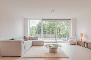 <strong>Residentie Alizée – Architectuur die ademt met de zee</strong><br />Op de hoek van de Poststraat en de Zeelaan verrijst Residentie Alizée, een modern en elegant appartementsgebouw dat naadloos aansluit bij de rustige, vloeiende sfeer van de kust. Hier woon je op een uitzonderlijke locatie: in het hart van De Panne, omringd door winkels, horeca en het openbaar vervoer, en op wandelafstand van strand, dijk en duinen.<br /><br />Residentie Alizée omvat <strong>11 eigentijdse appartementen</strong>, elk ontworpen met aandacht voor licht, ruimte en comfort.<br />Appartement 4.1 is een ruim en volledig afzonderlijk gelegen penthouse op de vierde verdieping, waar privacy en lichtinval centraal staan. Het appartement beschikt over twee royale slaapkamers, elk met een aansluitende badkamer, wat zorgt voor optimaal comfort en een doordachte indeling. De grote raampartijen vullen het penthouse met natuurlijk licht en versterken het open, luxueuze gevoel. Het ruime terras van ca. 25 m² vormt een prachtig verlengstuk van de leefruimte en biedt een uitzonderlijke buitenbeleving. Appartement 4.1 is de perfecte keuze voor wie op zoek is naar exclusiviteit, ruimte en een hoogwaardige woonervaring aan zee.<br /><br />Per appartement is een private staanplaats voorzien op de afgesloten parkeerplaats (elektrische toegangspoort). De residentie beschikt bovendien over een ruime afgesloten fietsenberging en twee afvalbergingen. <br /><br /><strong>Troeven</strong>
<ul>
<li>Aankoop <u><strong> </strong></u>onder 6% BTW mogelijk - zowel voor eigen bewoning als bij verhuur! </li>
<li>Energiezuinig wonen dankzij lucht-water warmtepompen, zonnepanelen en comfortabele vloerverwarming; </li>
<li>Praktische indeling; </li>
<li>Ruime terrassen die grotendeels uitkijken op de warme avondzon; </li>
<li>Private staanplaats achter een beveiligde poort; </li>
<li>Toplocatie: centraal in De Panne, op wandelafstand van strand en duinen. </li>
<li><strong>Lanceringsvoorwaarden: autostaanplaats inbegrepen in de verkoopprijs! </strong></li>
</ul>
<br />Dankzij de ligging en duurzame visie zijn deze appartement geschikt als vaste woonplaats, tweede verblijf of rendabele investering. Je koopt aan een vaste prijs en hebt de keuze om zelf je afwerking te bepalen of volledig ontzorgd te worden. Voor investeerders zoeken we bovendien gratis de eerste huurder, wat zorgt voor zekerheid én gemak.<br />Ontdek dit unieke project in De Panne en contacteer ons vrijblijvend voor meer informatie.