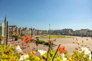 Op zoek naar een ruim en lichtrijk appartement op een absolute toplocatie in het hart van Sint-Niklaas? Dit appartement op de derde verdieping combineert een royale bewoonbare oppervlakte van 130 m² met 2 volwaardige slaapkamers, maar liefst 3 terrassen en een prachtig uitzicht over de Grote Markt.<br />Dankzij de centrale ligging bevinden winkels, horeca, de winkelstraat, het station en openbaar vervoer zich allemaal op wandelafstand.<br /><br />Indeling: <br /><br />Gelijkvloers<br />- Gemeenschappelijke inkomhal<br />- Lift aanwezig<br /><br />Derde verdieping<br />- Ruime inkomhal van ca. 16 m²<br />- Apart gastentoilet<br />- Zeer ruime en lichtrijke leefruimte van ca. 49 m² met parketvloer<br />- Prachtig open zicht over de Grote Markt<br />- Keuken van ca. 8 m²<br />- Terras aan de voorzijde met zicht op de Grote Markt<br />- 2 volwaardige slaapkamers van ca. 16 m² en 12 m²<br />- Badkamer van ca. 7 m²<br />- Gezellig binnenterras<br />- Derde terras aan de achterzijde<br /><br />Algemeen<br />- Bewoonbare oppervlakte: ca. 130 m²<br />- EPC-label B<br />- Elektriciteit conform<br />- Asbestveilig<br />- Lift aanwezig<br />- Private kelderberging<br />- Uitstekende ligging in het centrum van Sint-Niklaas<br />- Uniek uitzicht over de Grote Markt<br />- Winkels, horeca, station en openbaar vervoer op wandelafstand<br /><br />Een ruim appartement met een uitzonderlijke ligging, veel buitenruimte en een prachtig zicht over het bruisende hart van Sint-Niklaas.<br /><br />Op zoek naar een woning, appartement of bouwgrond in het Waasland of de Denderstreek?<br />De Boer & Partners Waas & Dender begeleidt u graag bij de aankoop of verkoop van vastgoed in deze ruime regio.<br />Wenst u dit pand te bezoeken? Contacteer ons via waasendender@deboerenpartners.be of 03 377 55 00.