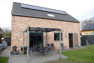 Deze toffe woning heeft 5 slaapkamers en ligt in een doodlopende straat. De woning is nog jong en voorzien van alle hedendaags comfort. Inkomhal...