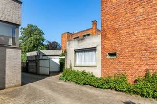 Ruime rijwoning met zijingang, drie volwaardige slaapkamers en een verrassend groot woonvolume. De woning beschikt over een woonkamer van ca. 39m², een ingerichte keuken, een praktische wasplaats en een ruime garage van ca. 35m². Buiten geniet u van een aangenaam terras en een leuke tuin. De garage en de tuin zijn bovendien bereikbaar via een erfdienstbaarheid langs de linkerzijde van de woning. Dankzij de functionele indeling en de ruime volumes biedt deze woning heel wat mogelijkheden. Ideaal voor wie op zoek is naar een gezinswoning die naar eigen smaak kan worden gemoderniseerd.