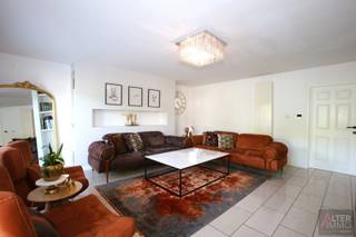 <strong>Uitzonderlijk ruime halfopen bebouwing met 4 slaapkamers, 2 badkamers, volledig onderkelderd en uitbreidingsmogelijkheden op zolderverdiep.<br />Instapklaar!</strong><br /><br />Ruimte, kwaliteit en een ideale ligging komen samen in deze uitzonderlijk ruime halfopen bebouwing van circa 320 m².<br />Achter de verzorgde gevel schuilt een verrassend grote gezinswoning met een doordachte indeling, vier slaapkamers, twee badkamers (waarvan 1 gelijkvloers), een volledige onderkeldering, een zeer ruim zolderverdiep én de mogelijkheid tot omvorming naar twee appartementen.<br /><br />De lichtrijke eetkamer sluit naadloos aan op de volledig uitgeruste keuken met kookeiland. Dankzij de vele maatwerk inbouwkasten is er meer dan voldoende opbergruimte. De woning beschikt over verschillende ruime leefruimtes, vier volwaardige slaapkamers en twee badkamers, waarvan één op het gelijkvloers (hoogwaardig afgewerkt!) en één op de verdieping (kan opfrissing gebruiken).<br /><br />Via een vaste trap bereikt u de zeer ruime zolderverdieping, die dankzij de aanwezige Velux-ramen eenvoudig kan worden ingericht als extra slaapkamers, bureau of hobbyruimte.<br /><br />Het kelderverdiep biedt een koele berging, technische ruimte, een sfeervolle afgewerkte loungeruimte én een uitzonderlijk ruime garage met praktische compartimenten die eveneens makkelijk langs achter te bereiken is met de wagen via een doodlopende weg.<br /><br />Buiten geniet u van een ruim, aangelegd zonneterras met zuidwestelijke oriëntatie, een onderhoudsvriendelijke tuin en een permanent groen uitzicht over open weiland. Dankzij de uitstekende geluidsisolatie ervaart u binnenshuis bovendien een aangenaam wooncomfort, dit ondanks de zeer centrale ligging.<br />De woning werd afgewerkt in 2009 en scoort uitstekend op vlak van energiezuinigheid met een zéér gunstig EPC (label A) en 24 zonnepanelen (met een opbrengst van € 230 per 1.000 kWh. Jaarlijks minimaal 5 groenestroomcertificaten)!<br /><br />Extra troef: de woning is reeds volledig voorbereid op een eventuele opsplitsing naar twee appartementen. De nodige voorzieningen zijn aanwezig, wat mogelijkheden biedt voor kangoeroewonen, een zorgwoning of een investeringsproject (onder voorbehoud van de nodige vergunningen).<br /><br /><strong>Troeven op een rij:<br />+ Recent en moderne woonst<br />+ Uitzonderlijk veel ruimte<br />+ Hoogwaardige afwerking met goede isolatie<br />+ Zeer centrale ligging en toch een uiterst aangenaam wooncomfort<br />+ Energiezuinig! EPC-score - 92 kWh/m² jaar = label A!<br />+ Volledige onderkeldering én zolderverdieping<br /> (in kelder 3-fasige krachtstroomaansluiting (380/400 V) met industriële stekker, geschikt voor professioneel gebruik.)<br />+ Extra mogelijkheden voor kangoeroewonen, zorgwoning of ombouw naar 2 appartement.<br /> Voorzieningen hiervoor zijn reeds aanwezig!</strong><br /><br />
