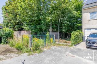 De bouwgrond (kavel2) is gelegen in een <strong>rustige woonwijk</strong> te Wondelgem in de nabijheid van verschillende uitvalswegen zoals de R4 en N9. In de buurt vind je winkels, supermarkten, scholen, sportaccommodatie, openbaar vervoer en fietsroutes die u rechtstreeks tot in het centrum van Gent brengen of ver daarbuiten. <br /><br />Deze bouwgrond heeft een perceeloppervlakte van <strong>250 m²</strong> en is gelegen naast een pastorij met tuin <strong>omgeven door groen</strong>, dewelke als historisch monument is geklasseerd. <br /><br /><strong>Belangrijke informatie</strong>:
<ul>
<li>Toegestane te bebouwen oppervlakte: 6m x 12m</li>
<li>Bouwdiepte op verdiep 11m</li>
<li>Twee volwaardige bouwlagen en een dakverdieping</li>
<li>Rooien van bomen enkel toegestaan i.f.v. bouw</li>
</ul>
Voor meer <strong>informatie </strong>verwijzen wij graag naar de <strong>bijlagen </strong>(online raadpleegbaar op onze website). Wenst u een afspraak voor deze bouwgrond? Aarzel niet ons te contacteren op het nummer 09 278 88 88.
