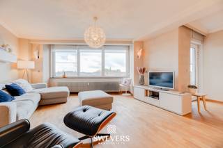 Voor uitgebreide info, surf naar www.SWEVERS.be! - Dit volledig gerenoveerde appartement van 135 m² ligt op de derde verdieping aan het...