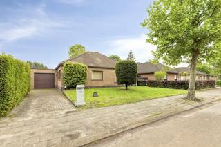 <p>This low-rise house  features an entrance hall with guest toilet, a bright living room and an adjoining open kitchen. There is also  a bedroom, a bathroom and a convenient storage room . On the second floor there is a second bedroom, which can be divided into two separate rooms. Adjacent to the living room is a veranda and a sunny enclosed garden with terrace and convenient garden shed . The house also has a garage.</p>