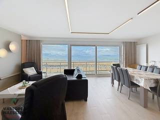 Dit schitterend vernieuwde appartement is gelegen op de 2DE verdieping van de prestigieuze Royal Palace. Het appartement werd volledig vernieuwd waarbij kosten noch moeite gespaard werden. Er is een schitterend zicht op zee die onmiddellijk opvalt bij het betreden van het appartement. De keuken is voorzien van alle toestellen en beschikt over een bijkeuken dewelke nog toegang geven tot een bureauruimte/ontbijthoek. Het appartement beschikt over voldoende bergruimte en elke ruimte werd optimaal benut. Zo zijn er 3 ruime slaapkamers waarvan de masterbedroom voorzien is van een dressing en ensuite badkamer. Er is nog een tweede badkamer en een afzonderlijk toilet. Zowel achteraan als vooraan beschikt het appartement over een zonnig terras waar u elk moment van de dag kan genieten van de zon. De residentie is ondertussen een begrip op de dijk van Oostende en verkeert in uitstekende staat. Er hoort tevens een kelder bij het appartement en er is de mogelijkheid tot het aankopen van een garage.