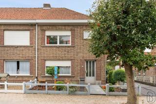 GOEDGELEGEN toffe grote degelijke BURGERWONING met mooie TUIN en TERRAS, GARAGE, 3 SLK en ZOLDER. ENORM VEEL POTENTIEEL. INDELING: inkom, leefruimte met zithoek en eetplaats, keukentje, grote extra woonkamer, badkamer, apart toilet, handige garage, ZUIDGERICHTE omheinde en aangelegde tuin met extra tuinhuis en kelder. Op de 1e verdieping bevinden zich 3 slaapkamers en een dressing / kinderkamer / bureau. ZOLDER die extra potentieel biedt. TROEVEN: reeds overal DUBBEL GLAS, GARAGE met automatische poort, betonnen gewelven, DAK IN PERFECTE STAAT, grote aangename ruimtes, VEEL POTENTIEEL! Bezoek na afspraak met IMMO BEGUIN: 0486/606 600