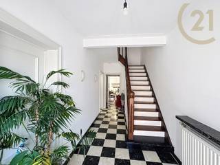 Century 21 Home Sweet Home presenteert u deze ruime gezinswoning die comfort en functionaliteit perfect combineert. Met een praktische indeling en een aangename tuin is dit het ideale huis voor gezinnen die op zoek zijn naar ruimte en duurzaamheid.<br />De begane grond verwelkomt u met een inkomhal en een vestiaire, een grote woonkamer die in twee delen is verdeeld, evenals een separate keuken. Een eerste badkamer, uitgerust met een lavabo, een bad, een aparte wc en een berging, bevindt zich ook op deze verdieping. Vanuit de keuken heeft u toegang tot een terras en een op het zuiden gelegen tuin, perfect om van zonnige dagen te genieten. Bovendien beschikt de woning over een garage en een kelder.<br />Op de eerste verdieping vindt u vier ruime slaapkamers (25m², 18m², 20m², 12m²) en een tweede badkamer. Boven bevindt zich een geïsoleerde zolder van 48 m² met aanzienlijke ontwikkelingsmogelijkheden, die kan worden omgevormd tot twee extra kamers om aan uw behoeften te voldoen.<br />Deze woning is voorzien van een conforme elektriciteitsattest, PEB: C, PVC-ramen met dubbele beglazing, centrale verwarming op gas, rolluiken en een goed onderhouden terras, wat zorgt voor optimaal comfort. Met een solide constructie en zorgvuldig onderhoud.<br />Voor meer info of foto's kijk op www.century21hsh.be