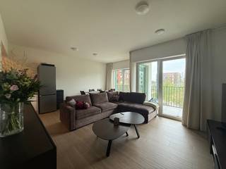 Op een uitstekende en centrale ligging in Sint-Denijs-Westrem, aan The Loop in Gent, bevindt zich dit aangename en energiezuinige nieuwbouwappartement.