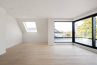 This spacious apartment on the second floor offers a beautiful view of the green countryside of Oosteeklo. Large windows provide plenty of...