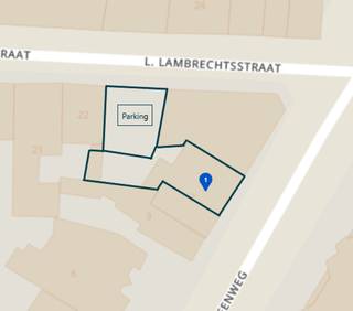 INDELING<br /><br />Het herenhuis biedt op het gelijkvloers een handelsruimte van 107m² met luxe afwerking. Aan de achterzijde bevindt zich een ruimte die momenteel gebruikt wordt als zitruimte maar die kan ingericht worden als bureau of kantoor. Aansluitend is er de ingerichte tuin met zwembad en overdekte bar. Voor het clienteel van de handelsruimte is er een parking voorzien geschikt voor 4 auto's die bereikbaar zijn via de L. Lambrechtsstraat. <br /><br />De bovenwoning van 200m² beschikt over een privé parking die bereikbaar is via een aparte ingang. Verdieping 1 omvat een privatieve inkom, een ruime woonkamer met zit- en eetruimte, een keuken, een berging, een wc en een terras. De tweede verdieping is voorzien van een nachthal, 3 slaapkamers, een dressing en een badkamer. <br />Het herenhuis is volledig onderkelderd.<br /><br />AFWERKING<br /><br />De keuken op verdieping 1 is voorzien van alle toestellen waaronder een gasfornuis, een enkele spoelbak, een oven en een vaatwasmachine. De badkamer beschikt over een inloopdouche, toilet en enkele wasbak geïntegreerd in het meubel. <br /><br />De handelsruimte is afgewerkt met parket en gepolierd beton, en heeft hoge plafonds met inbouwspots en sierlijsten. Zowel de begane grond als de eerste verdieping zijn voorzien van airconditioning.