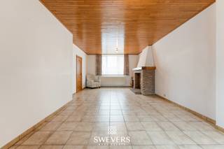 Voor meer info en foto’s, surf naar www.swevers.be – In de geliefde Onafhankelijkheidsstraat in Leopoldsburg wacht deze vrijstaande woning uit 1938 op een nieuwe eigenaar met oog voor renovatie. Met een perceel van 2a 60ca, zuidelijke oriëntatie en een bewoonbare oppervlakte van 200 m² biedt dit pand een solide basis én veel potentieel. De woning telt drie bouwlagen, drie slaapkamers, een badkamer, zolder, kelder en functioneel ingedeelde leefruimtes. Op het gelijkvloers vind je een open leefruimte, eetkamer, keuken met aanpalende berging, ruime wasplaats en gastentoilet. De verdieping biedt twee slaapkamers en een badkamer. De zolder (46,37 m²) en kelder (22,64 m²) vergroten de gebruiksmogelijkheden aanzienlijk. Buiten geniet je van een onderhoudsvriendelijke tuin op het zuiden. Op wandelafstand bevinden zich winkels, scholen, openbaar vervoer en ontspanning. Een ideaal renovatieproject in een rustige, maar centrale buurt. Voor meer informatie, bel 011 255 155. Bron bewoonbare oppervlakte: EPC – verslag. residentiële gebouwen (behoudens bij sloop binnen 5 jaar na de aankoop). Consulteer voor meer informatie de website van het Vlaams Energie- en Klimaatagentschap via https://www.vlaanderen.be/een-huis-of-appartement-kopen/renovatieverplichting-voor-residentiele-gebouwen.