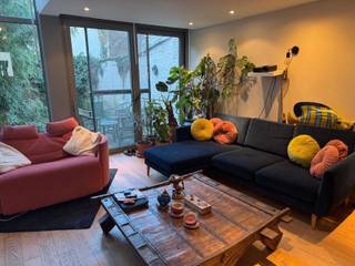 Op zoek naar een huis met 4 ruime slaapkamers, een tuintje én een garage? Dan is deze mooie woning voor u! De ligging is fantastisch: op...