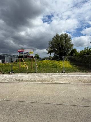 Aan de rand van St-Niklaas hebben we deze bouwgrond geschikt voor gesloten bebouwing.<br />Geen bouwverplichting. LOT 3 van circa 280 m² met 6,5m straatbreedte.<br />Wel de mogelijkheid om met aannemer en architect samen te werken indien gewenst.<br />Mooi landelijk en open uitzicht.<br />Meer info op kantoor.